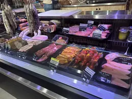 693-biocoop-pont-de-beauvoisin-porte-de-savoie-magasin-alimentation-bio-charcuterie-coupe-viande.webp