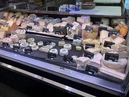 693-biocoop-pont-de-beauvoisin-porte-de-savoie-magasin-alimentation-bio-fromage-local-coupe.webp