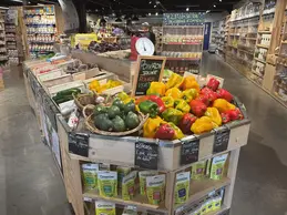 693-biocoop-pont-de-beauvoisin-porte-de-savoie-magasin-alimentation-bio-poivron-legume-fruit-saison.webp